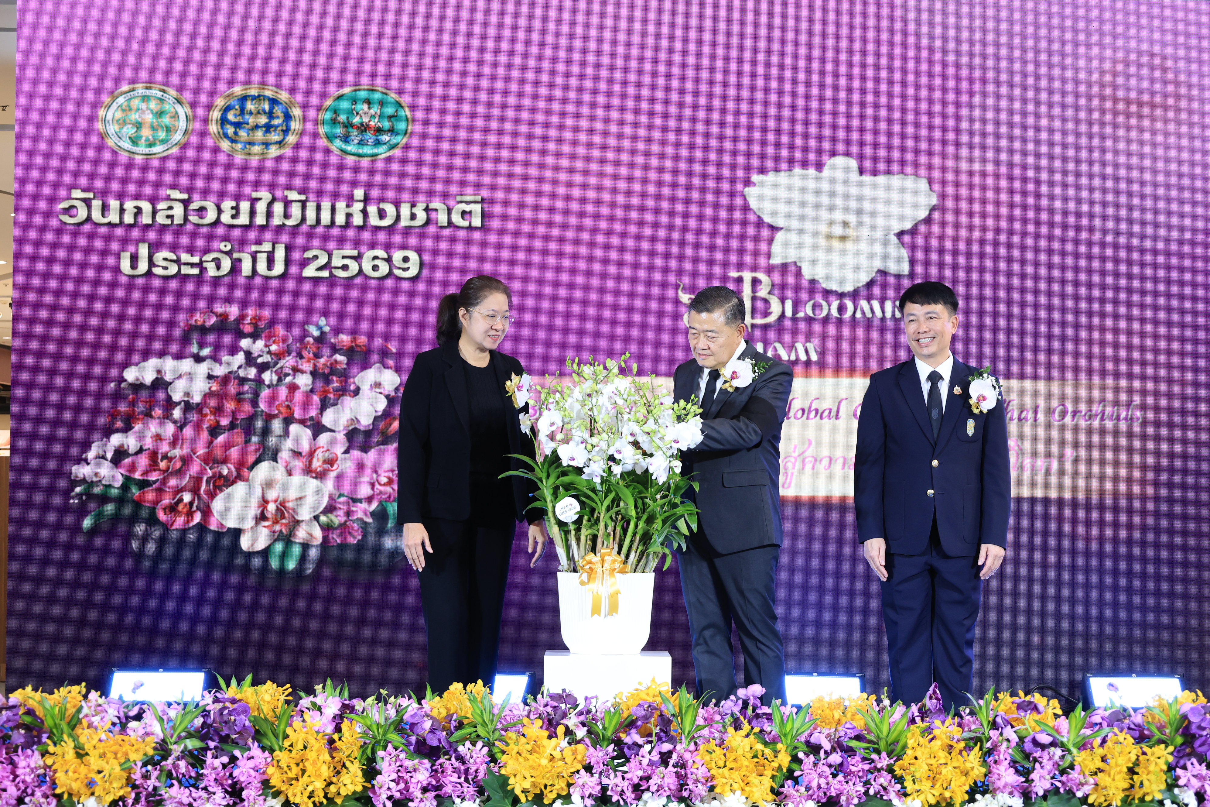 title - เลขาธิการ ส.ป.ก. ร่วมเป็นเกียรติในพิธีเปิดวันกล้วยไม้แห่งชาติ ณ ห้างสรรพสินค้าเซ็นทรัลเวสต์เกต 